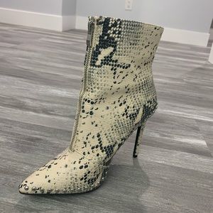 24 hour DEAL! Stylish Steven Madden ankle boots !!